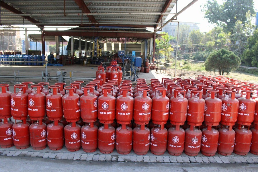 ग्यास अभावको हल्लापछि आयल निगमको अनुगमन, कार्यकारी निर्देशक आफैं फिल्डमा