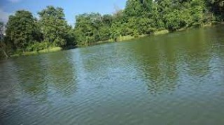पर्यटक तान्दै सत्खलुवा तालमा रहेको रातो कमलको फुल