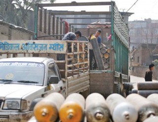 हुवासिन सिमेन्ट र क्रसर उद्योगले अस्पताललाई दिए अक्सिजन सिलिण्डर