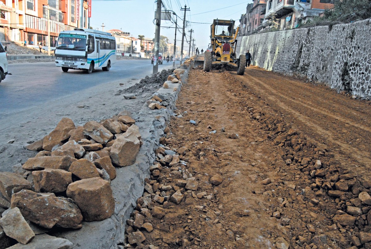 काठमाडौंका अधिकांश सडक निर्माण ठप्प, निर्माण सामाग्रीका सवारी छिर्नै दिँदैनन् ट्राफिक