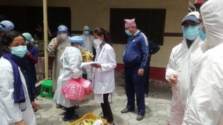 इस्कोन नेपालले वीर अस्पतालका कर्मचारीदेखि विरामी कुरुवालाई समेत दैनिक खाना खुवाउँदै