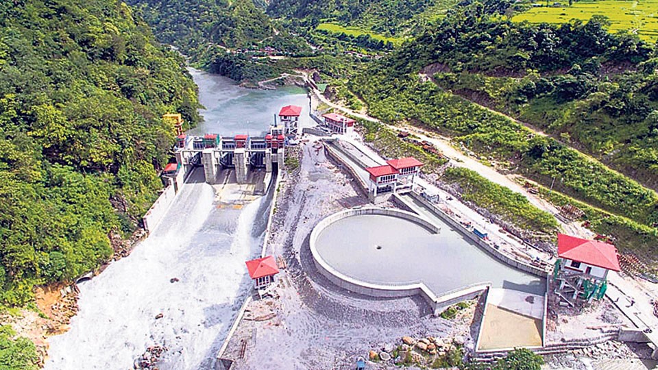 भारतीय कम्पनीले बनाउँदै गरेको अरुण तेस्रोको काम रोकियो, मजदूरद्वारा कार्यालयमा ढुंगामुढा
