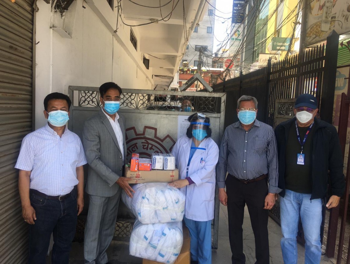 नेपाल चेम्बरद्वारा ६ सरकारी अस्पताललाई अत्यावश्यक स्वास्थ्य सामग्री वितरण