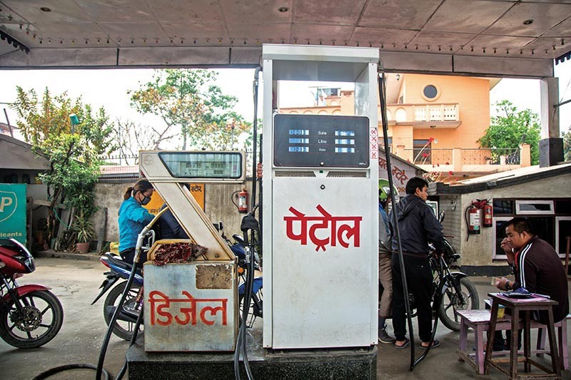 पेट्रोल पम्प व्यवसायीले भने – अब थोरै थोरै तेल भर्न नआउनु
