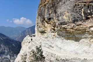 कोरोना जोखिमकै बीच छिचोलियो चट्टानी भीर