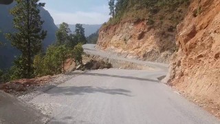 सामान आपूर्तिमा प्रहरीको अवरोधपछि मध्यपहाडी लोकमार्गको कालोपत्रे रोकियो 