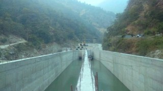 परीक्षणको क्रममा बाँध फुट्यो, ५२.४ मेगावाट विद्युत् अनिश्चित