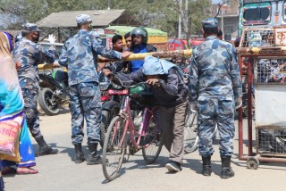 बोर्डरमा खटिएका प्रहरीहरुमाथि ढुङ्गामुढा , एक सशस्त्र प्रहरी र आठ भारतीय व्यापारी घाइते