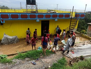 ‘घरबेटी ठेकेदार’को लापरबाही टोलनै हिलाम्मे, घरघरमा बाढी पस्यो