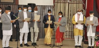 शीतलनिवासमा मन्त्रिपरिषदका नवनियुक्त सदस्यले पद तथा गोपनीयताको शपथ लिदै
