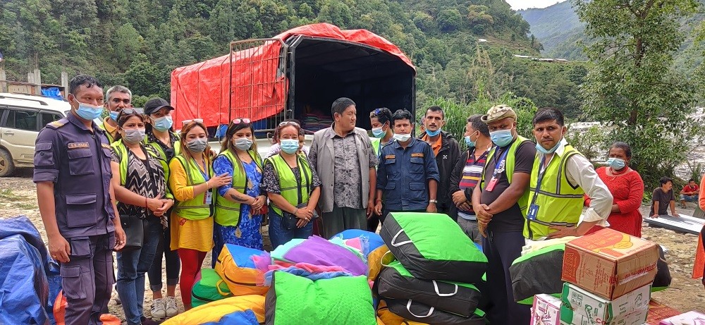 सिन्धुपाल्चोकका बाढी प्रभावितहरु अझै पीडामा, हाम्रो परिवार राम्रो परिवारले गर्यो राहत वितरण