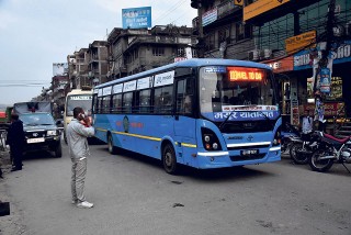 ६२ दिनपछि काठमाडाैंमा गुड्न थाले सार्वजनिक सवारी, अधिकांश पसल खुल्न थाल्यो