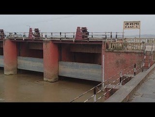 धनुषा र सिरहा जिल्लालाई जोड्ने कमला नदीको पुल भासियो