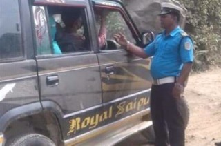 बढी भाडा लिएको आरोपमा ८ जना पक्राउ, स्कर्पियो चालक बढी