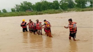 सशस्त्र प्रहरीले डुबानमा परेका ३९ परिवारको खाद्यान्न जोगायो