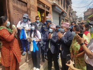 मध्यपुर थिमिबाट सुरु भयो राष्ट्रव्यापी ‘नेपाल मास्क कार्यक्रम’, तीन करोड मास्क निःशुल्क बाँडिने