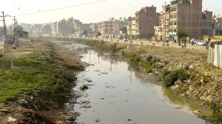 काठमाडौंमा डेढ महिनादेखि फोहोर उठेन, वाग्मतीमा थुप्रियो डङ्गुर