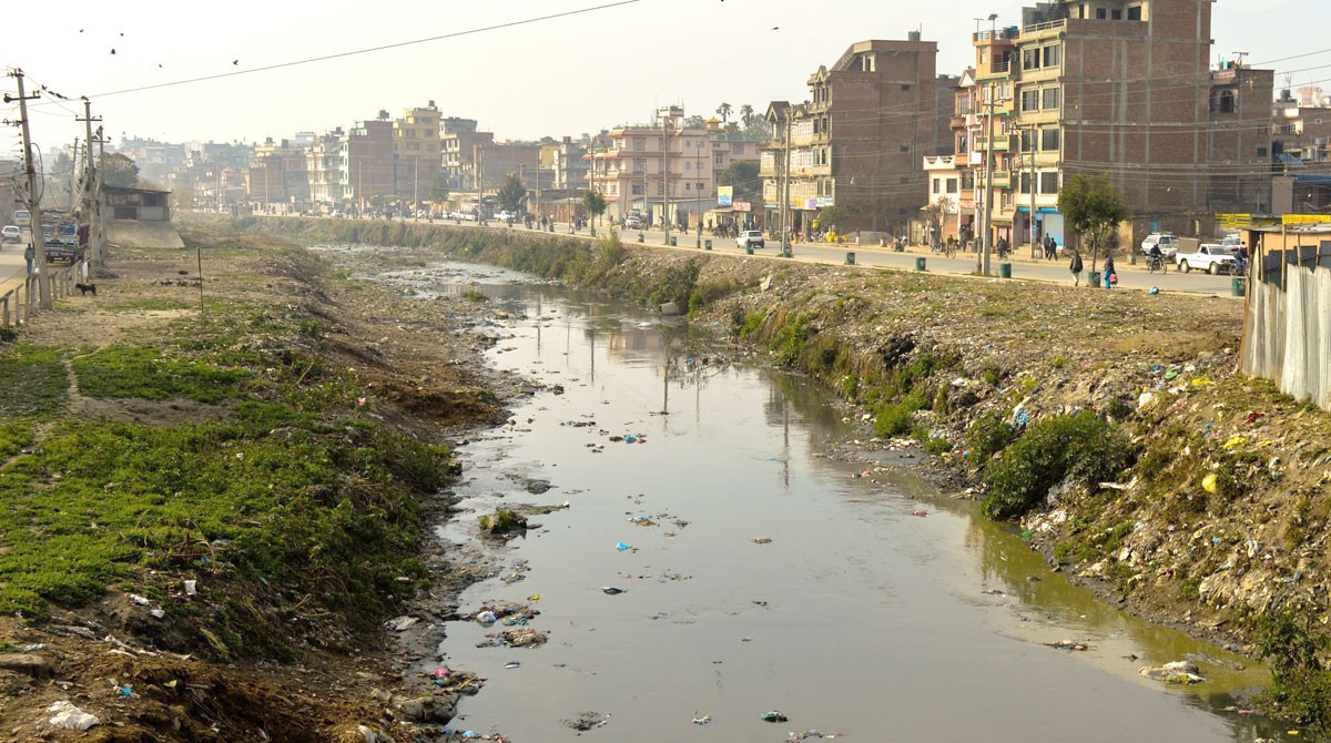 काठमाडौंमा डेढ महिनादेखि फोहोर उठेन, वाग्मतीमा थुप्रियो डङ्गुर
