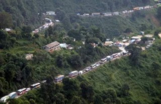 नागढुङ्गा–नौबिसे सडकखण्डमा पहिरो खस्यो, यातायात अवरुद्ध