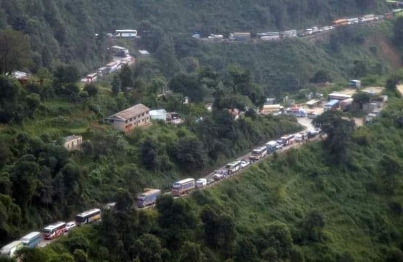 नागढुङ्गा–नौबिसे सडकखण्डमा पहिरो खस्यो, यातायात अवरुद्ध