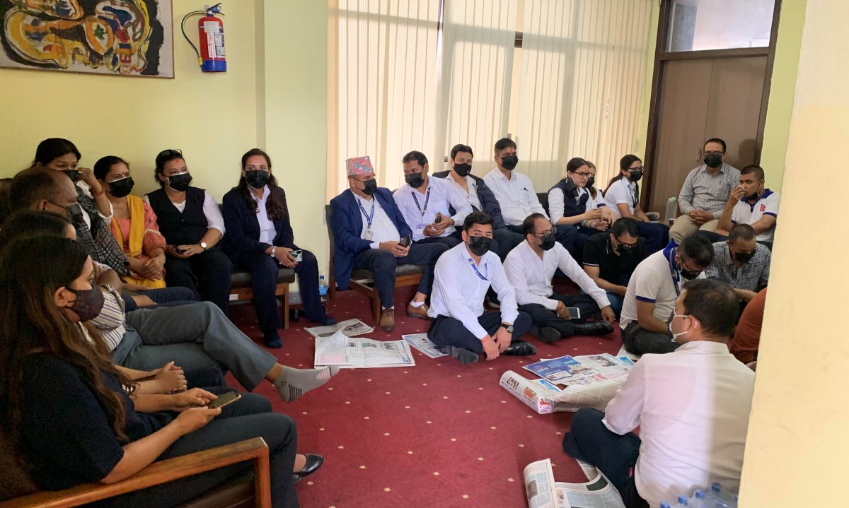 राष्ट्रिय वाणिज्य बैंकमा पनि कर्मचारीको आन्दोलन सुरु, १५ बुँदे माग राख्दै फियनले थाल्यो धर्ना