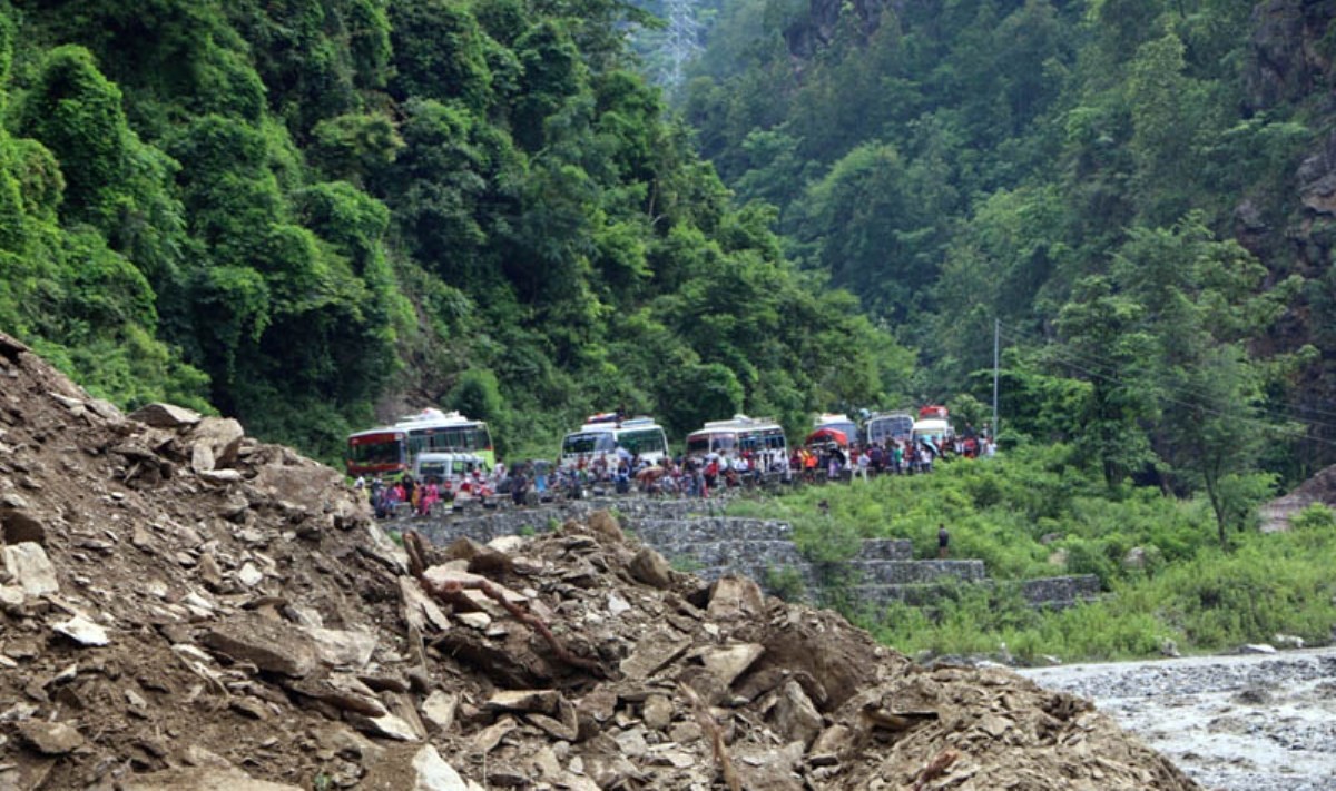 पहिराको कारण कोशी राजमार्ग एक सातादेखि अवरुद्ध