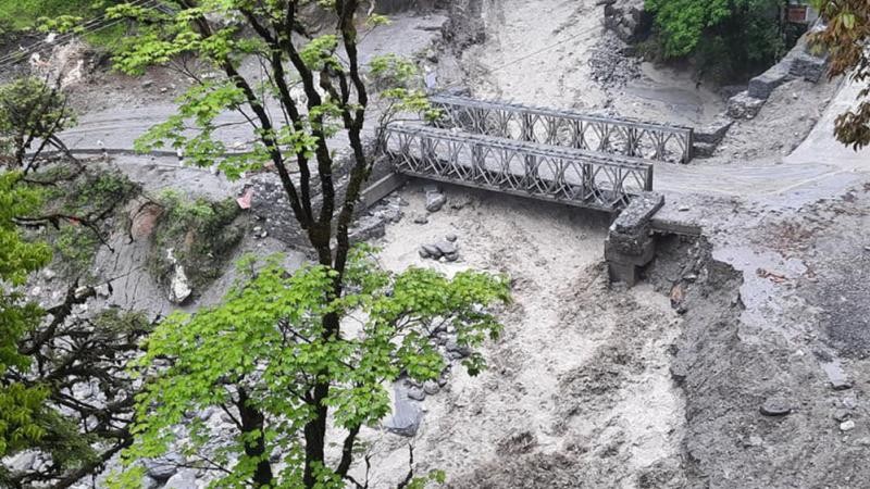 बिस्तारै जुर्मुराउँदैछ बाढीले थलिएको मनाङ, वैकल्पिक ढुवानीका लागि हेलिकोप्टर र थाेरङ्ला पास
