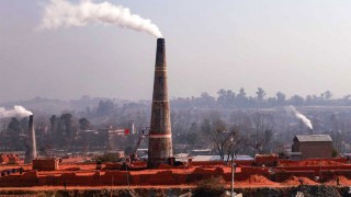 विस्थापित हुँदै चितवनका इँटा व्यवसायी : जग्गा बेचेर ऋण तिर्न बाध्य