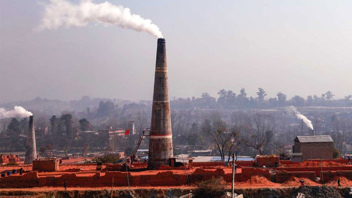 विस्थापित हुँदै चितवनका इँटा व्यवसायी : जग्गा बेचेर ऋण तिर्न बाध्य