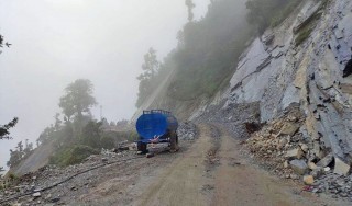 साँघुरो र जीर्ण सडकखण्डले यात्रुलाई सधैं सास्ती