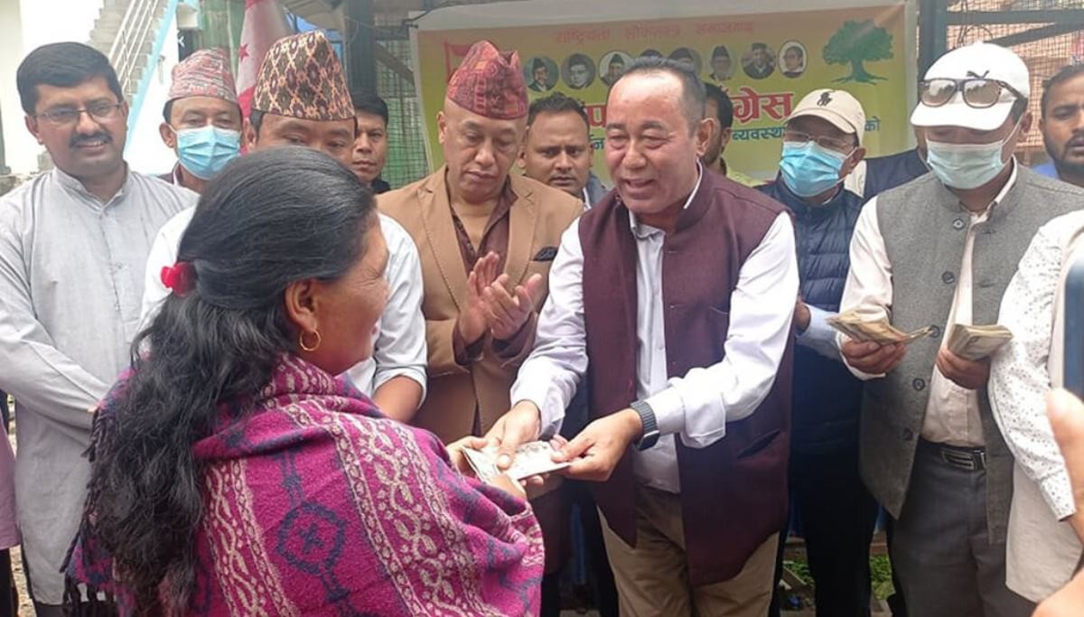 मेलम्ची–हेलम्बुका बाढीपीडितलाई राहत वितरण