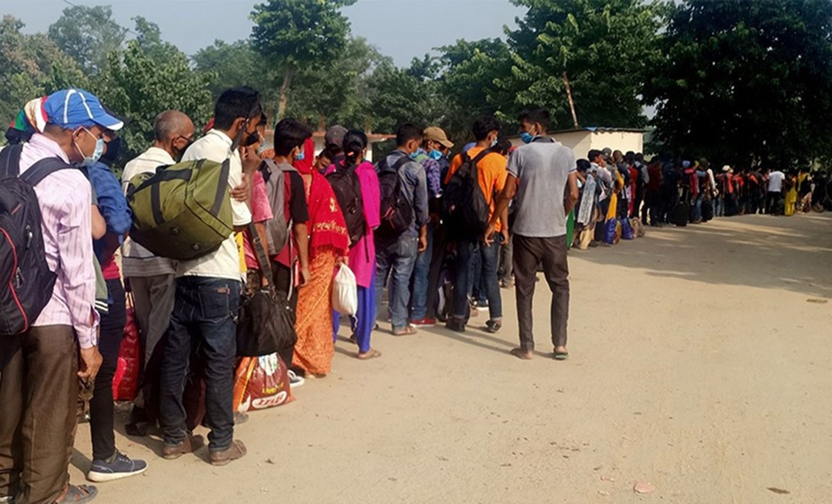 पर्वमा पेट बाँधेर बस्नुभन्दा काममा जानु ठिक सोची भारत हिँड्डै छन् युवा