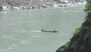 कर्णालीमा डुङ्गा पल्टिँदा एक युवती बेपत्ता