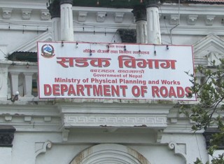 केही दिनभित्रै प्रमुख राजमार्गमा खाल्डा पूरै हटाइने छ : सडक विभाग