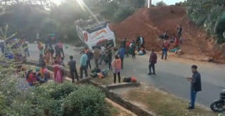 धनगढीबाट बाजुरा जाँदै गरेको बस डडेल्धुरामा पल्टियो
