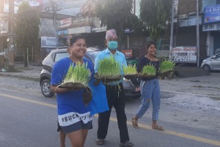प्रथम राष्ट्रपति डा यादव र पूर्वराजा शाहबाट टीका ग्रहण