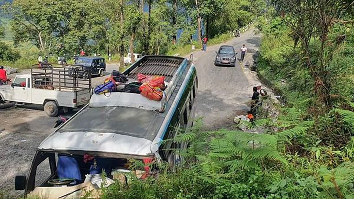 सिन्धुपाल्चोकमा बस दुर्घटना, ३५ जना घाइते, चार जनाको अवस्था गम्भीर