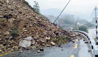 मध्यपहाडी राजमार्ग अवरूद्ध हुदाँ यात्रु बीच बाटोमै अलपत्र 
