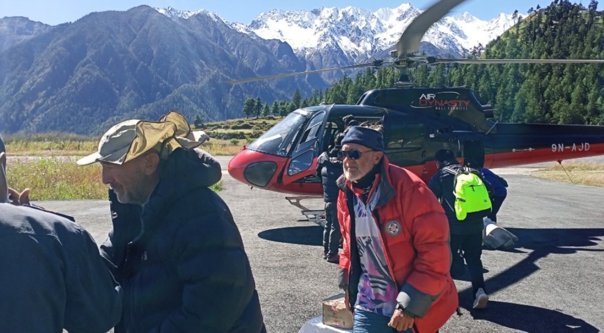 हिमपातले तीन दिनदेखि तुम्लिङमा अलपत्र चार विदेशीको हेलिकोप्टरबाट उद्धार