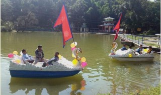 बाह्रकुने तालमा डुङ्गा सरर