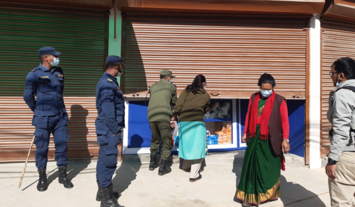 चाँगुनारायणमा नगरपालिकाको टोलीद्धारा औषधी पसल बन्द 