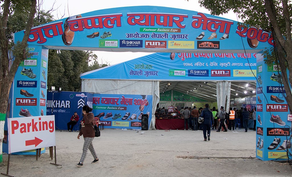 काठमाडौंको भृकुटीमण्डपमा जुत्ता चप्पलको व्यापार मेला सुरु