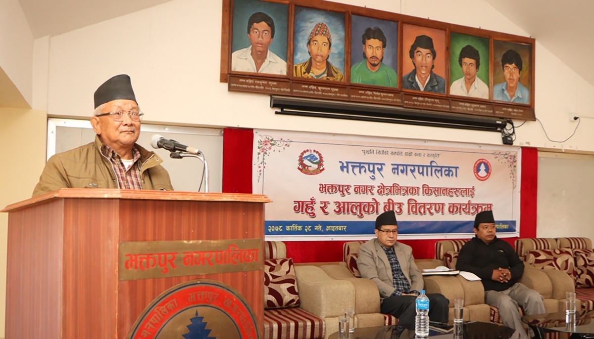 भक्तपुर नगरपालिकाका किसानहरूलाई गहुँ र आलुको बीउ वितरण