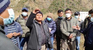 ठेकेदार कम्पनीसँग जंगिए कुलमान, ‘अब बहाना चल्दैन, नसक्ने भए अहिलै हात उठाए हुन्छ’