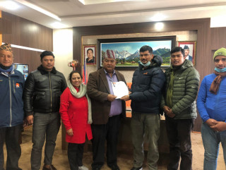 सक्रिय बन्दै नेकपा (एस) निकट ट्रेड युनियन, होटल युनियनद्वारा श्रममन्त्रीलाई ५ बुँदे ज्ञापन