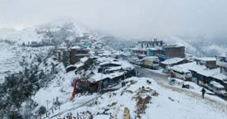 हिमपातपछि काठमाडौं हेटौंडा यातायात सेवा अवरुद्ध