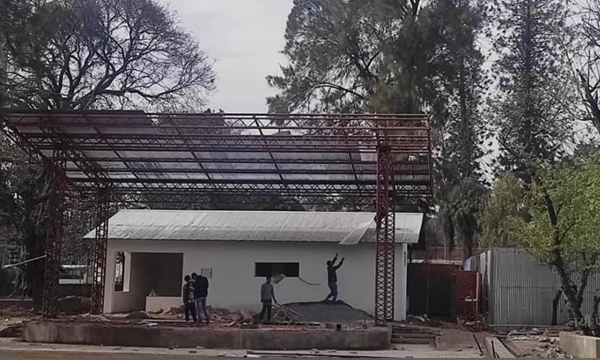 नारायणहिटीभित्रको क्यान्टिन भत्काउन सुरु, १२ जना कामदार खटाइयो