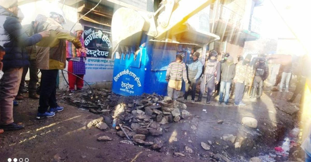 सडक अतिक्रमण गरी निर्माण गरिएका संरचना हटाउन अल्टिमेटम
