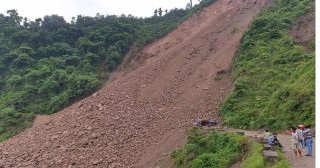 धादिङको पहिरोमा परी डोजरसहित ३ जना बेपत्ता