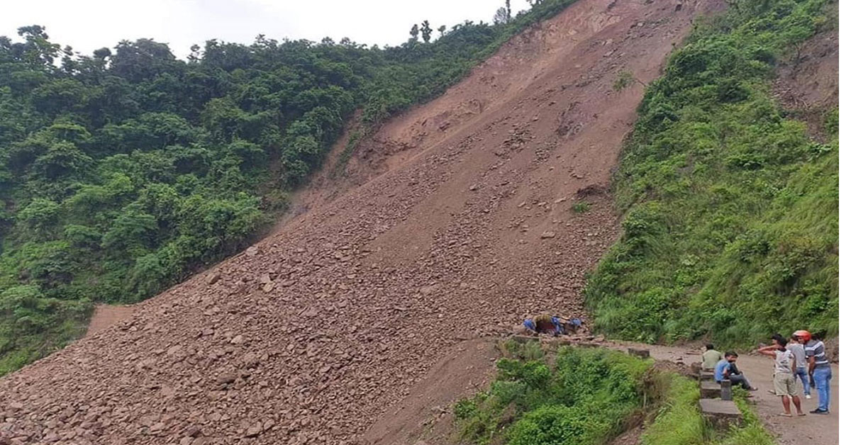धादिङको पहिरोमा परी डोजरसहित ३ जना बेपत्ता